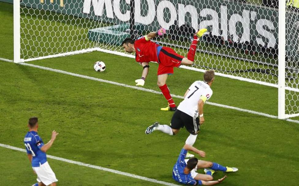 Il colpo di testa di Schweinsteiger entra in rete, ma c&#39;è un fallo su De Sciglio: è ancora 0-0! Sollievo. Reuters
